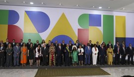 Lula dá posse a ministros e assina primeiras medidas de governo