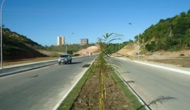 Veículo capota na Avenida Pierre Chalita e deixa duas pessoas feridas