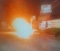 Moto pega fogo e é totalmente consumida pelas chamas em via pública na Levada, em Maceió