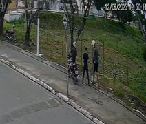 Vídeo: Câmeras de segurança flagram momento em que jovem é assaltado no Graciliano Ramos