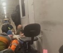 Vídeo: passageiros oram deitados em estação do BRT, no Rio de Janeiro, sob intenso tiroteio