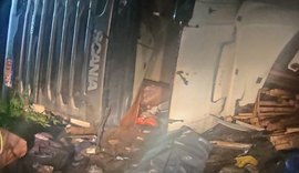 Motorista morre preso às ferragens após capotamento de carreta na BR-316, em Pilar