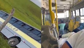Ônibus escolar de Atalaia tomba após sair da pista; três pessoas ficaram feridas