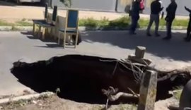 Cratera se abre na Jatiúca e preocupa moradores e motoristas que acessam a via