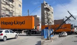 Carreta derruba poste ao puxar fiação elétrica na Praça Sinimbu