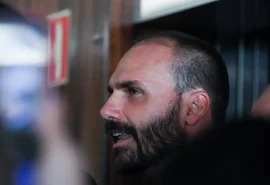 Eduardo Bolsonaro reage a indiciamento da PF e chama investigação de “delirante”