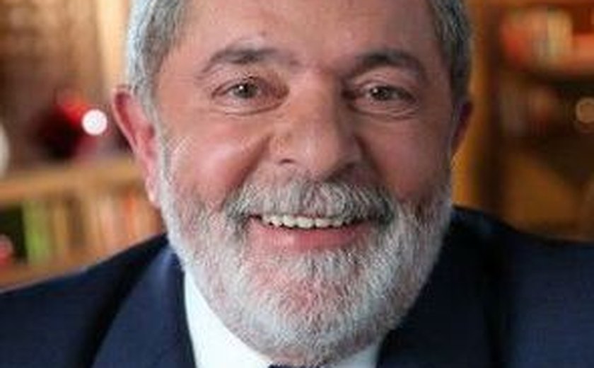 Em homenagem ao dia dos professores, ex-presidente Lula afirma que educar é 'a arte das artes'