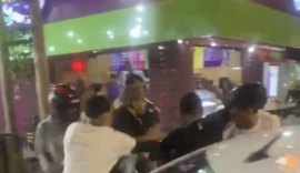 Torcedor do CSA é espancado por grupo em frente a lanchonete no bairro do Jaraguá