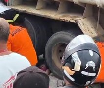 Duas pessoas acabam embaixo de caçamba após acidente de moto em Penedo