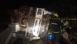 Acidente envolvendo duas carretas deixa adolescente ferido