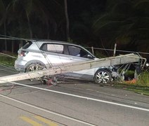 Homem bate carro em poste e fica ferido em Riacho Doce