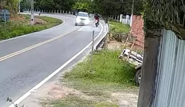 VÍDEO: Pneu se solta de carro e quase atinge motociclista em Passo de Camaragibe