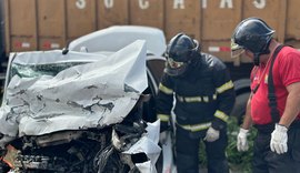 Taxista morre após colidir carro com caminhão na Ladeira do Catolé; veja imagens