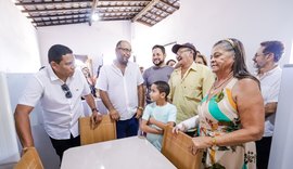 Prefeitura de Palmeira entrega casa nova e mobiliada a idoso vítima das chuvas