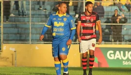 Fora de forma, Walter estreia no Pelotas e vira assunto na web