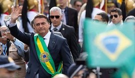 Presidente quebra protocolo e cumprimenta apoiadores pela Esplanada