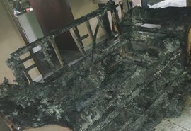 Incêndio atinge casa e destrói quartos em Limoeiro de Anadia