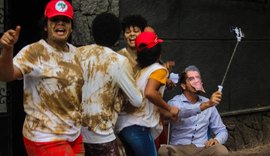 Jovens deixam restos das casas atingidas pelo afundamento de solo na porta da Prefeitura de Maceió