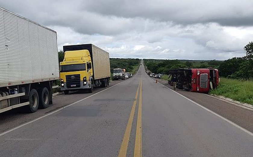 Acidente deixa dois mortos e seis feridos na BR-423