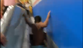 Vídeo: Homem afunda em esteira rolante de supermercado ao tentar capturar cobra