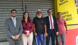 Juiz realiza audiência na rua e garante benefício a morador em Maceió