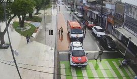 Agressão é flagrada por câmeras de segurança em praça no Centro de Maceió e suspeito é detido