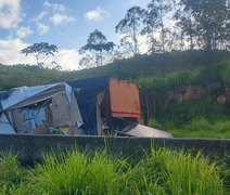 Carreta tomba e carga é saqueada na BR-101, em Messias