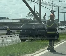 Carro de passeio derruba fio de alta tensão após atingir poste na Avenida Menino Marcelo, em Maceió