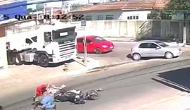 Vídeo: Homem avança cruzamento e foge ao colidir com casal em Arapiraca