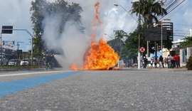 Condutores e pedestres tomam susto após carro pegar fogo na Fernandes Lima
