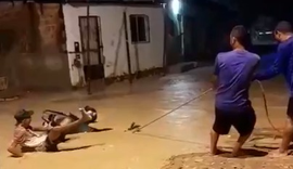 Vídeo: Motociclista cai em buraco durante enxurrada e é resgatado pela população, no Jacintinho