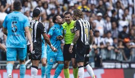 Neymar detona gramado sintético da Arena MRV após empate com o Atlético-MG; veja