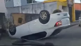 Carro capota na Rua João Ramalho, em Penedo