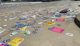 Ruas de Maceió amanhecem cheias de santinhos pelo chão