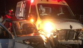 Colisão entre ambulância e carro deixa duas pessoas presas às ferragens em Arapiraca