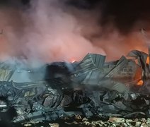 Fogo, fumaça e destruição: bombeiros divulgam imagens internas de fábrica em Maceió