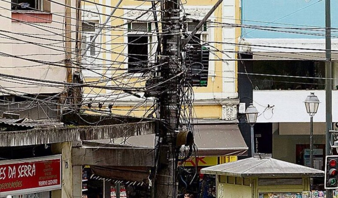 Iniciativa inédita remove 10 toneladas de cabos de fios em desuso nos postes de Maceió