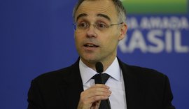 Bolsonaro oficializa indicação de André Mendonça ao STF