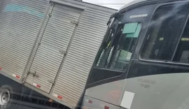 Colisão envolve ônibus, caminhão-baú e carro na AL-416, em Ibateguara