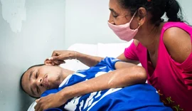 Mãe reencontra filho desaparecido há dois meses com infestação de larvas