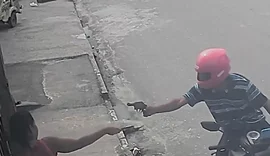 Assalto à mão armada contra mãe e filha é flagrado por câmera de segurança no Village Campestre