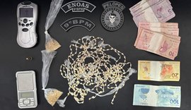 PM apreende mais de 700 pedras de crack, arma de fogo e recupera moto roubada
