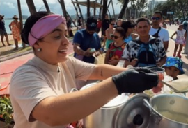 “Não imaginei que faria tanto sucesso”: paulista vira fenômeno vendendo bolo na orla de Maceió