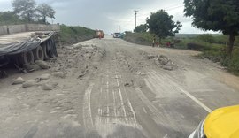Caminhão carregado de cimento tomba e causa engavetamento na AL-220