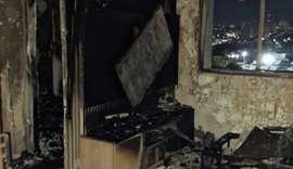 Incêndio destrói apartamento em condomínio do Prado e mobiliza 30 bombeiros