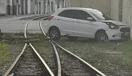 Carro invade estação central de trens em Maceió; condutor não foi identificado