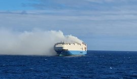 Milhares de carros de luxo estão presos em navio em chamas no meio do Atlântico, diz jornal