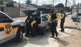 Agentes de trânsito de Maceió realizam fiscalização em veículos