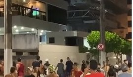 Moradores de prédio de luxo na Ponta Verde jogam água em foliões que revidam com pedras; veja vídeo