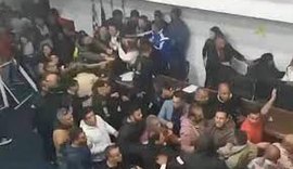 Vídeo: pancadaria em Câmara de Vereadores interrompe audiência pública; assista